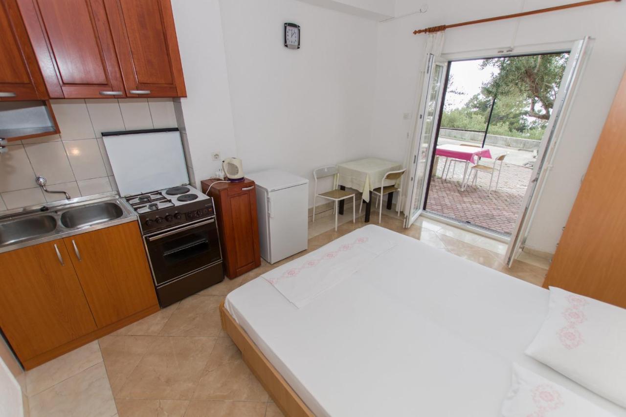 Near The Beach Apartments Jagodia Brela Exterior photo