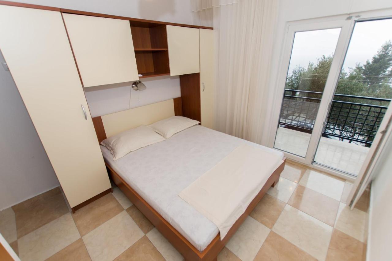 Near The Beach Apartments Jagodia Brela Exterior photo